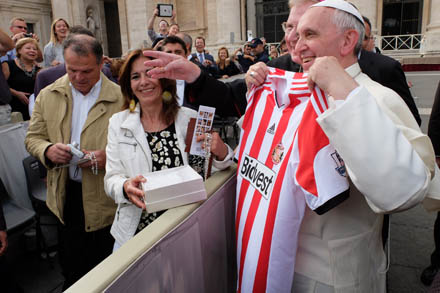 Pope Francis poses with a Sunderland top that has "Papa Francesco" on the back (Photo: PA)